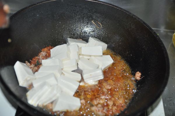 接著放入豆腐滾煮，輕輕翻動即可