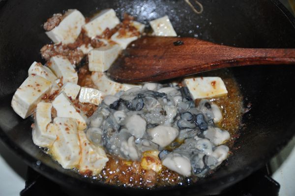 再放入鮮蚵入鍋，加入玉米水滾煮勾芡，加入鹽巴調味即可