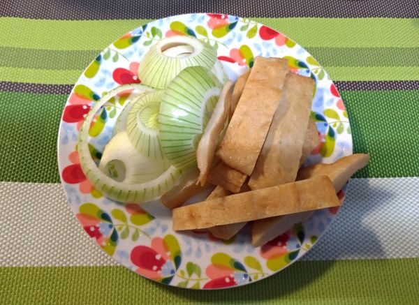 將甜不辣切成片狀，大小可依自己喜愛調整，如果要炸的要買照片中這種白甜不辣，炸時才會澎，口感就會Q軟好吃。
➡️洋蔥是咪樂媽一起切來擺盤可忽略喔！