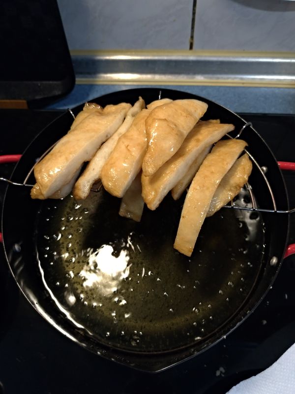 油溫約160左右，放入甜不辣先炸約2分鐘，開始變澎且變淺金黃色就可撈起瀝油。