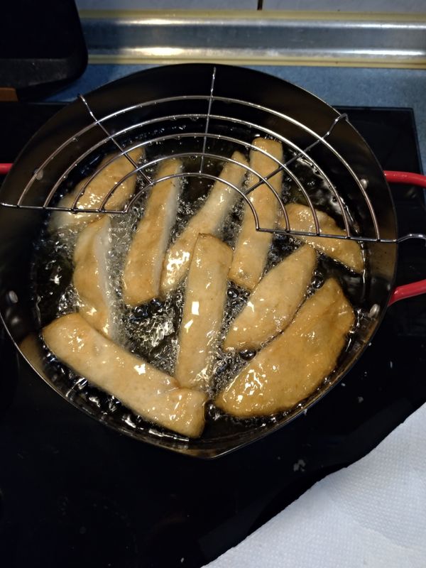 再次開稍大火，重新放入甜不辣，二次搶酥逼油，大約炸7~10秒就可撈出。這個步驟是要讓甜不辣更酥脆，此時甜不辣會上色成漂亮的深金黃色。😀