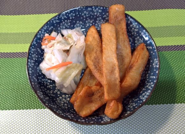 用餐巾紙吸完油，盛盤並灑上黑胡椒鹽，配上台式泡菜一起趁熱咬下!!👍