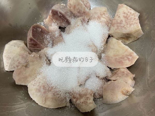 芋頭蒸熟趁熱加入砂糖壓成泥。