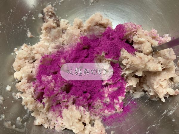 加入紫薯粉讓色澤好看。