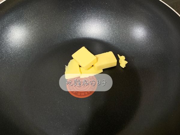 不沾鍋中加入奶油。