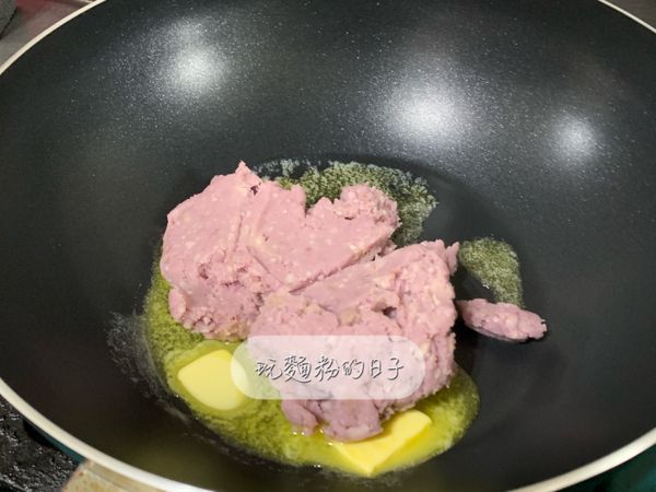 開小火放入芋泥拌炒。