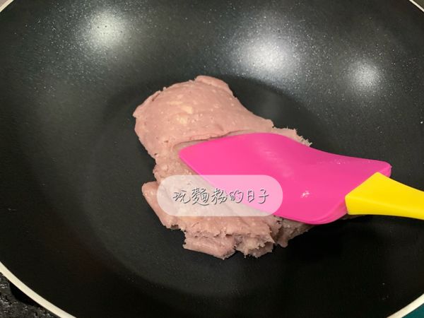 炒至芋泥能整團在鍋中移動即可放涼備用。