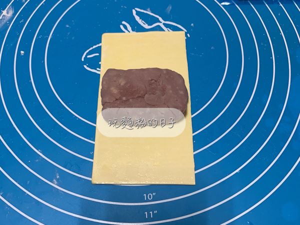 將起酥片對半切開，中間放上芋泥餡包起。