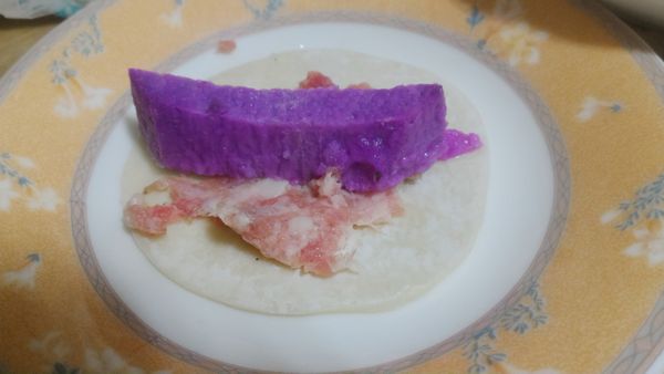 1.絞肉可先調味好
2.水餃皮-絞肉-紫薯鋪好