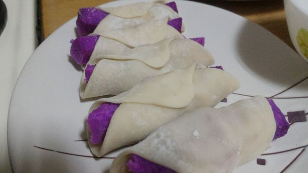 將水餃皮與材料捲起來(如圖)即為成品