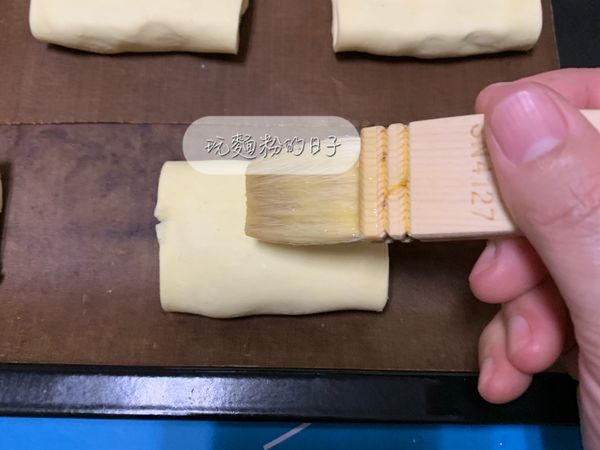 接縫處朝下放，表面刷上蛋液。