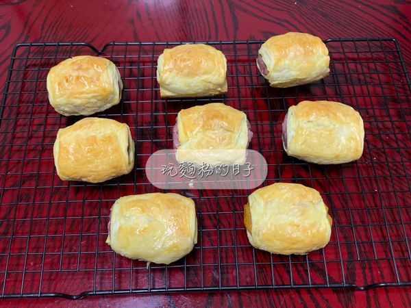 出爐後移至冷卻架上放涼。
