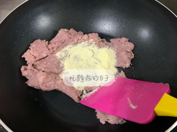 待芋泥吸收完奶油後，加入奶粉拌炒。