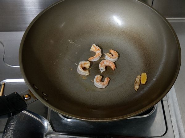 倒少許油及麻油，薑爆香後加入蝦仁，一面煎熟後翻面八分熟