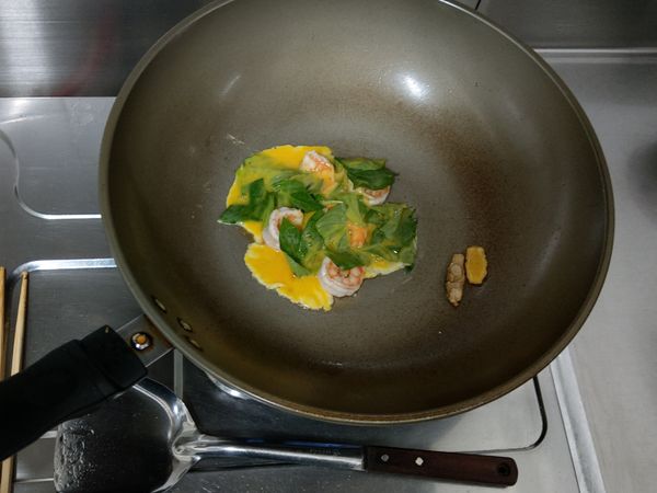 蛋打勻後加入九層塔倒入鍋中