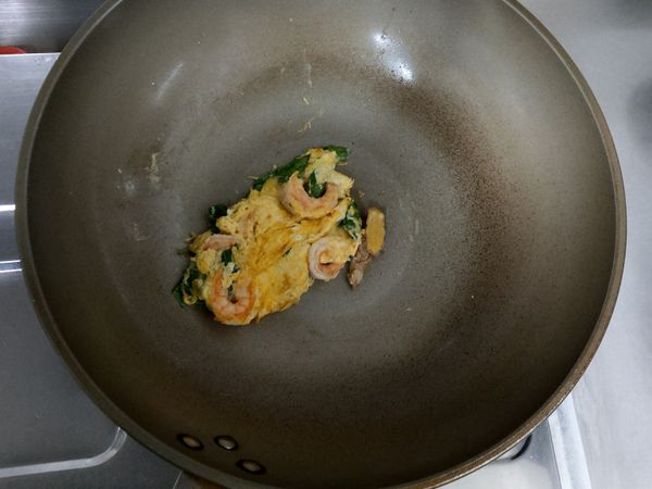 翻面煎熟後關火灑上醬油即可