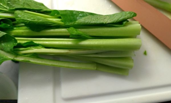 油菜洗乾淨切掉尾段備用。