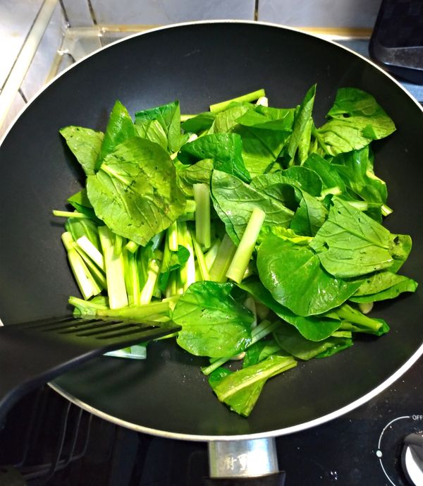 倒入切好的油菜，用大火快炒，由於油菜會自己出水，咪樂媽喜歡吃原汁，所以沒有放一滴水，這樣菜香比較重😀