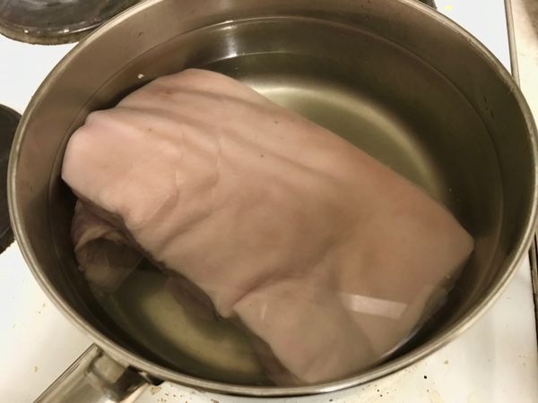 將清洗過的五花肉冷水下鍋綽水（去除豬肉的腥味及血水）