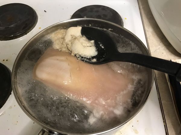 大火燒開並撇去浮沫，再將豬肉撈起放置一旁