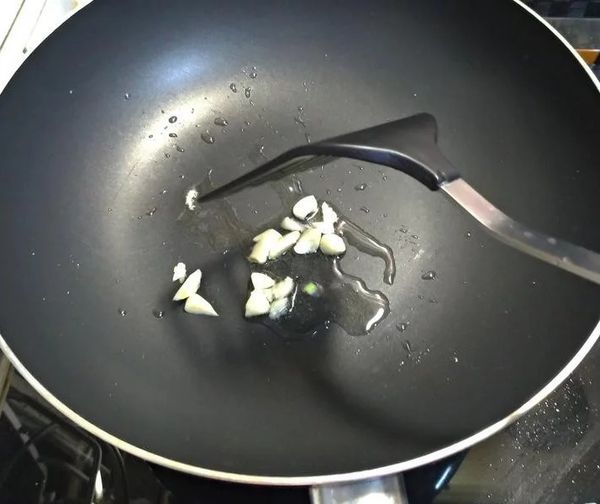 熱鍋以中小火先爆香拍扁的蒜頭，入鍋中炒香