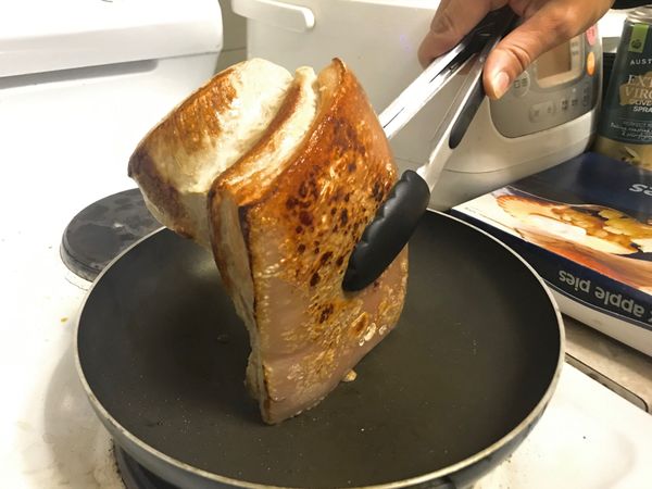 將綽好水的豬肉放置鍋中，每一面都煎至金黃色（把豬肉的香味及油脂煎出來）