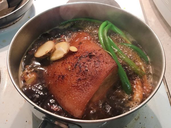 1. 煎完後於鍋中加入適量醬油、糖、老抽、紹興酒，稍微炒過後加入熱水（水可沒過或低於食材一公分處）
2. 加入八角、香葉、蔥、薑等新香料滷製
3. 把火轉小火繼續燉煮約1.5至2小時