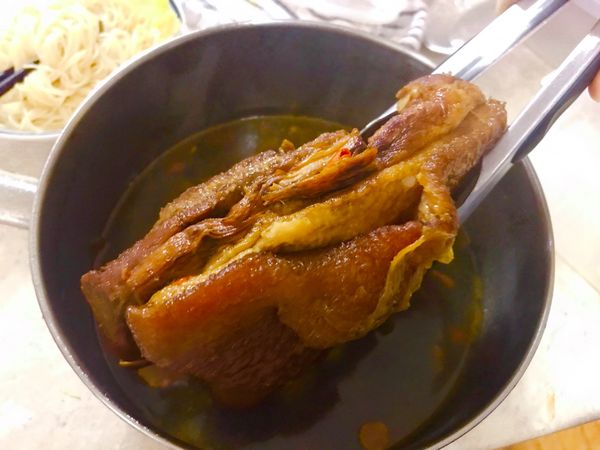 將燉煮好的燒肉，放置一旁，待溫度下降後拿去冰箱冷卻（可與醬汁一同放入冰箱）