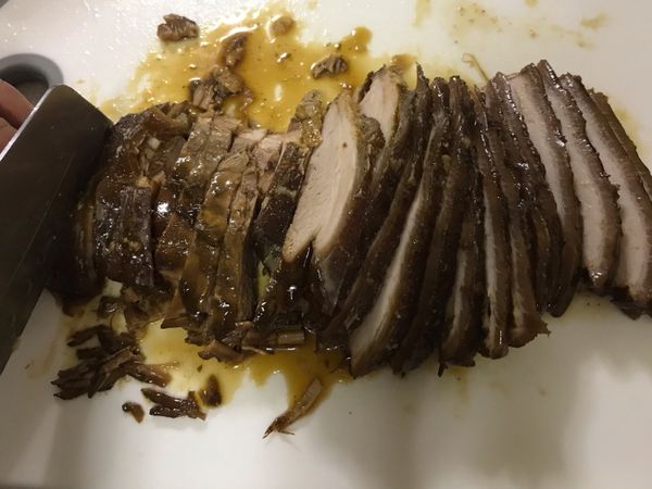 將冷卻後的燒肉改刀成自己喜歡的大小