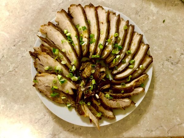 最後擺盤、淋上一點湯汁並灑上蔥花，下飯又下酒的古早味冷盤燒肉就完成啦🤤