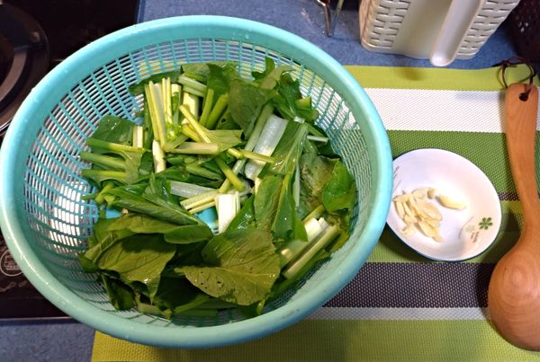 油菜切成小段，蒜頭拍扁。