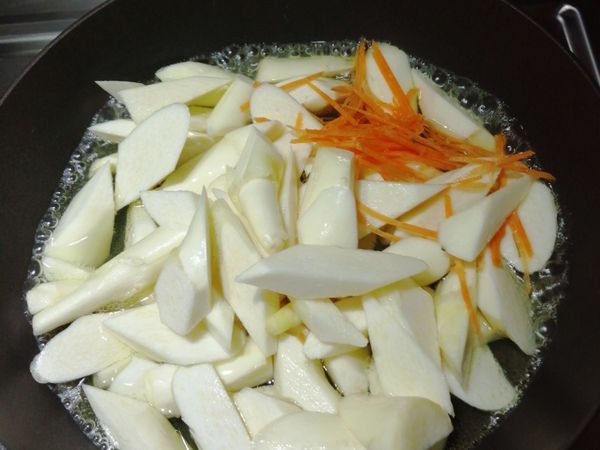 把筊白筍用滾刀方式切成長條狀和切細條的紅蘿蔔一起放入水中（水量不宜太多），蓋鍋悶燙5分左右到熟後，瀝乾水份備用