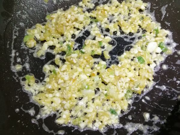 *把鍋燒熱加入一匙油用中小火將切碎的鹹蛋（炒至起泡）

*再加入切碎的蔥薑蒜末炒香（喜歡辣味可以再加入辣椒末）