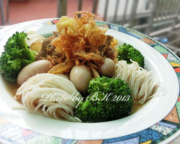 接著擺盤再放上蛋酥即可上桌