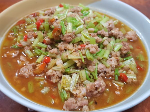 蒜頭辣椒切碎
絞肉醃30分
芹菜切小丁

起油鍋下蒜頭辣椒爆香
下絞肉炒香
下20cc的水
少許雞精粉
起鍋前下芹菜丁
稍微拌炒至熟即可上桌