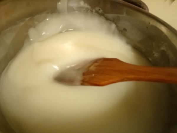 糯米粉2大匙，水500cc,在鍋中小火煮至綢狀，加糖攪拌 放涼備用