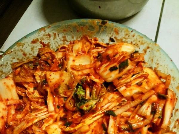 拌好的醃醬，跟白菜混合，拌在一起
取保鮮盒裝好，冰冰箱裡，自然發酵3天後即可（如果不夠酸可以在放幾天）。