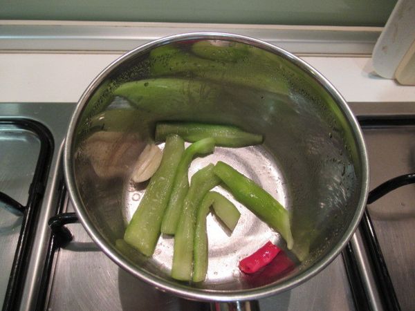 取小鍋子,放入蒜碎,辣椒,葫蘆吧粉,酒,味霖及白米醋煮滾出香氣,續放入步驟1拌勻.