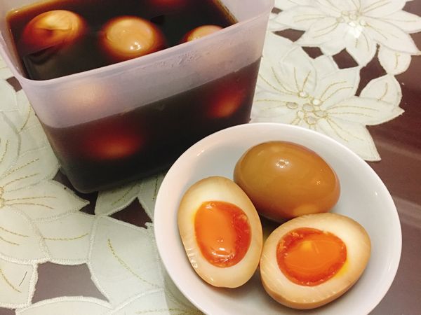 找個深一點的容器，讓蛋可以整顆浸泡在醬汁中，放入冰箱冷藏1天等待入味，中途可開蓋觀察上色狀況，翻滾一下蛋。
盡量4天內食用完畢，浸泡越久蛋越黑越鹹唷！