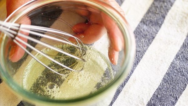 打蛋白：
愈新鮮的雞蛋，蛋白會很濃稠，為了幫助容易攪開，可以事先用叉子攪打蛋白，打鬆即可，不用打到發泡。