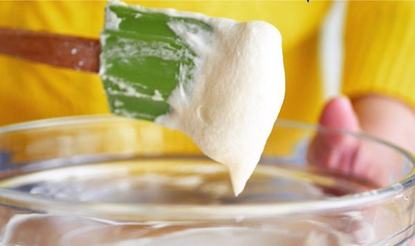 加入剩餘低粉：
倒入剩下的低筋麵粉，一樣用刮勺以翻拌的手法，持續地動作把麵粉完全的拌進麵糊中，直到看不見麵粉，此時麵糊會呈現很柔軟但不過濕的質地，用刮勺舀起一勺，麵糊會下垂但不會輕易掉落的程度，即完成。♥ 若夏天做，麵糊有點流動性，可以裝袋後冷藏個10分鐘，不要太久，屆時會不好擠。♥