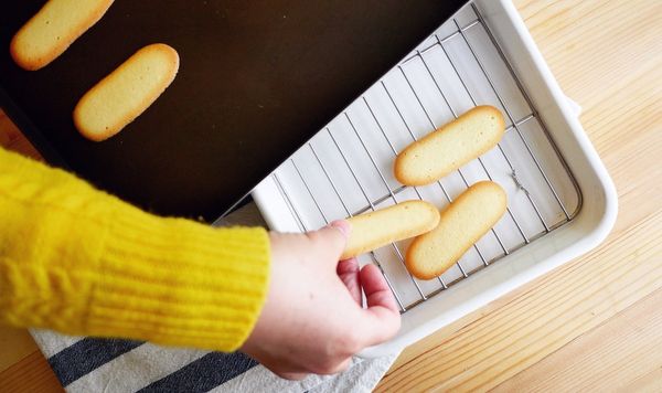 放涼：
貓舌頭餅乾因為很薄，烤好的餅乾要儘快從烤箱取出，以免加熱過頭，取出後的餅乾也要趕快從燙手的烤盤移至放涼的網架上，待餅乾變涼後就可以享用酥脆美味的可口點心了！