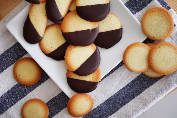 製作巧克力沾醬：
這步驟非必要，但若要增加風味，可將市售的苦甜巧克力切小塊，隔水加熱，然後用餅乾沾取適量，並放入冰箱冷藏，待巧克力變硬就可以享用了