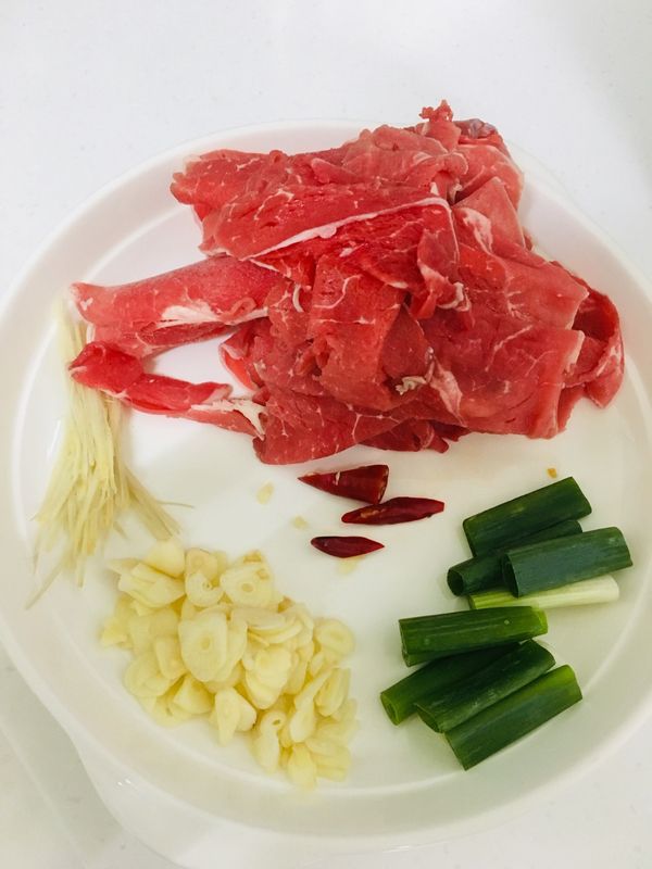 爆香區  (薑切絲，蒜頭切片，辣椒斜段，蔥段)
牛肉 醃料: 一點點 醬油 一小湯匙 胡椒粉 少許  玉米粉 少許 蛋液 4/1 抓一抓 備用。