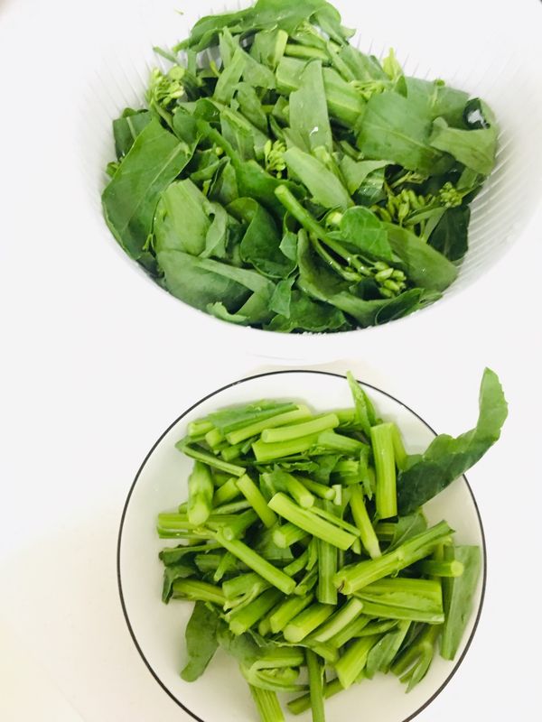 芥藍菜: 根部 與 葉子分開 備用 步驟 1. 準備一鍋熱水 +一匙鹽巴 跟 一匙沙拉油   水滾 先下 根部 約 30秒  在下葉子的部分 約30秒  就可以 瀝乾備用。