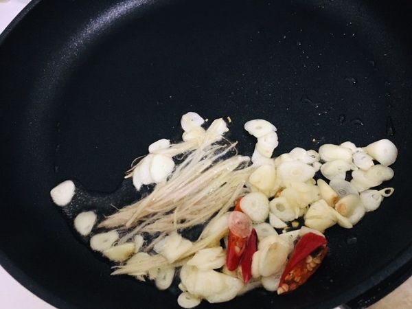 起鍋 + 油 下 1.爆香區 炒至 香氣出來  2. 再來 就是炒牛肉 炒至  7分熟 下燙好備用的 芥藍菜  3. 米酒 二湯匙 一湯匙 蠔油  一湯匙 沙茶 少許糖 少許鹽巴  試一下味道  自己拿捏一下 自己鹹甜度 。