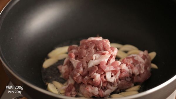 首先將大蒜爆香後放入肉絲炒至7~8分熟。