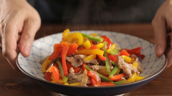 等到食材都炒熟就完成了。