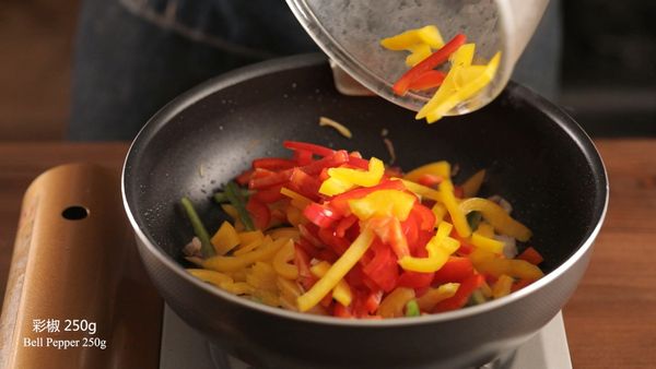 加入切好的彩椒拌炒。