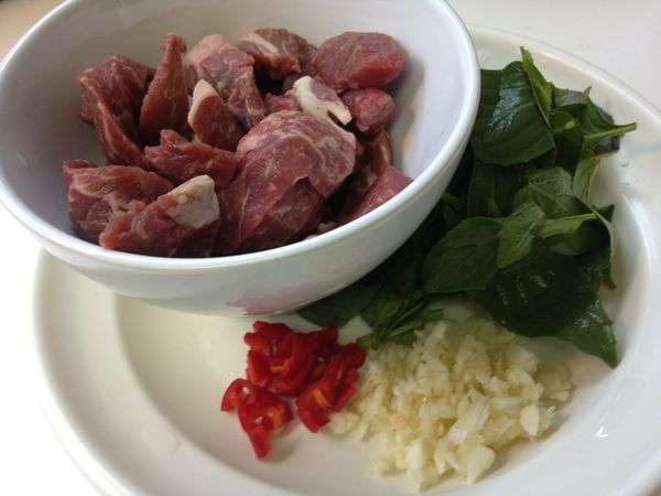 沙朗牛排切成長條狀、九層塔取葉備用。